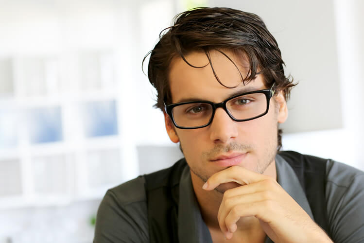 Disponemos de los últimos estilos y marcas que te ayudarán a sentirte y verte bien. Elige entre nuestra selección de monturas de diseño o consigue lentes graduadas para tu par de gafas de sol favorito.