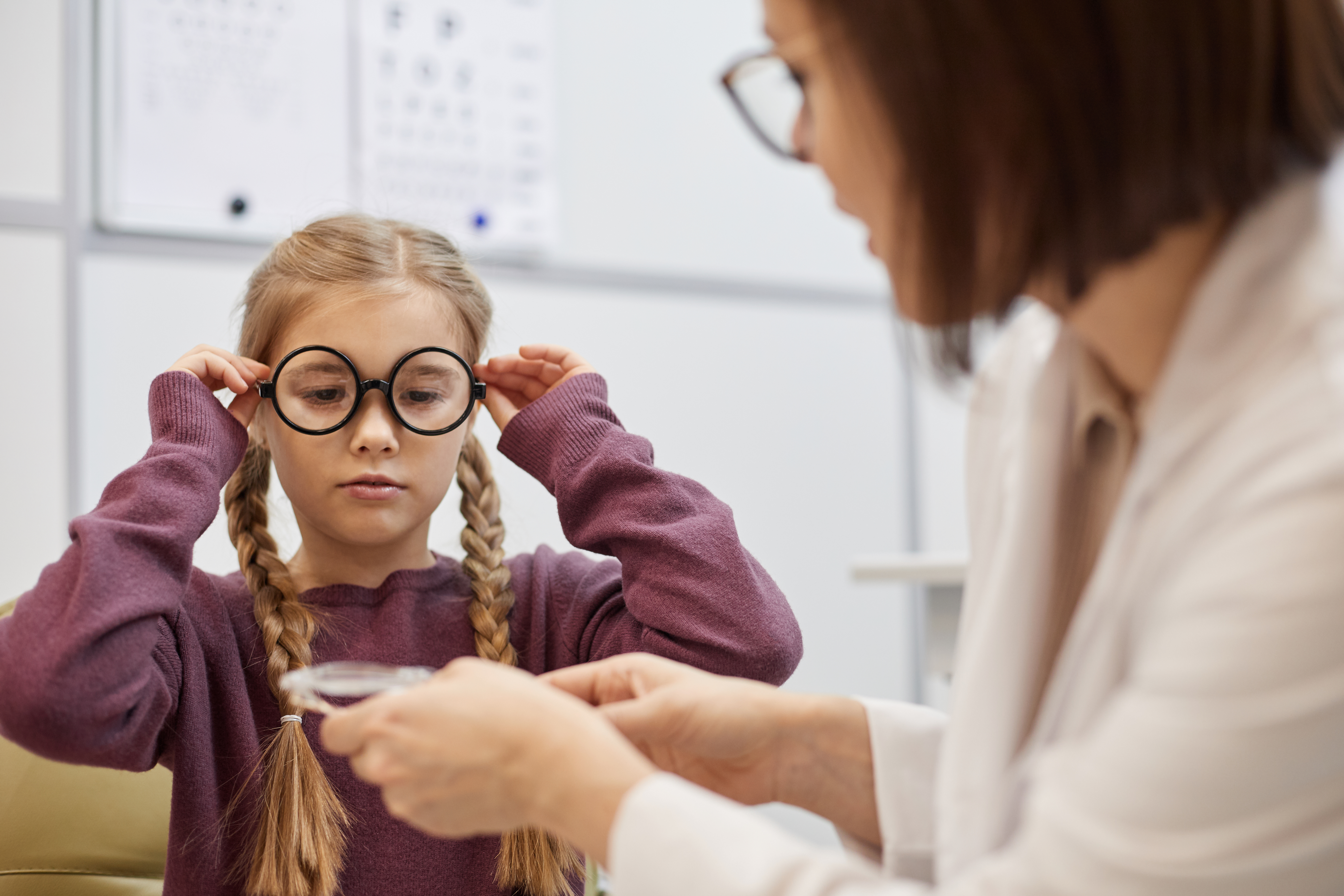 Sabemos que el cuidado de los ojos de tu hijo puede ser difícil, pero estamos aquí para ayudarte. Hemos reunido la mejor información sobre cómo mantener sanos los ojos de tu hijo